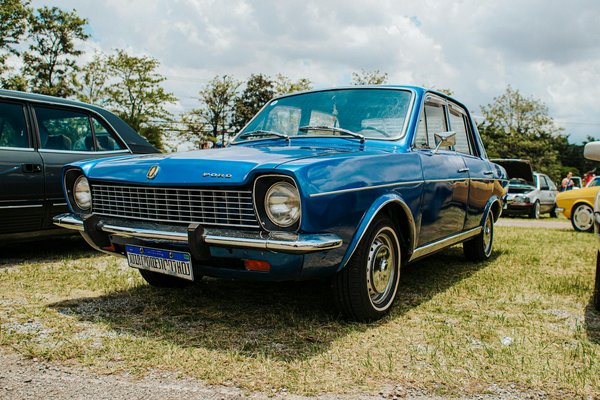 Quelles sont les meilleures techniques pour porter des ceintures larges avec des robes d'été?